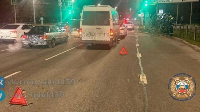 В Калининграде на Московском проспекте столкнулись автомобиль и маршрутка