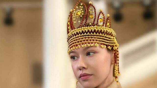 В Петербурге показали кокошник из тысячи деталей балтийского янтаря