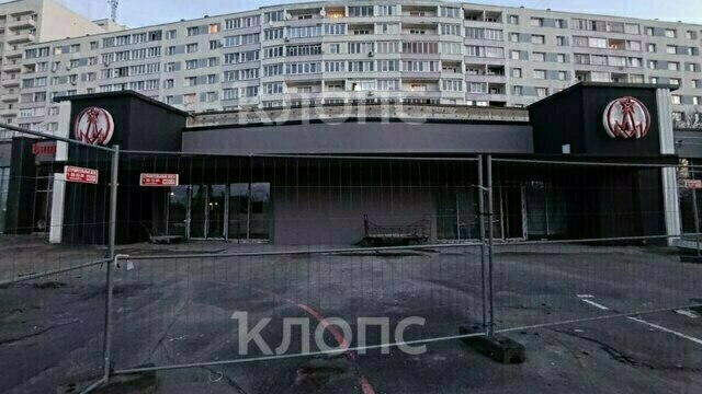 Новый собственник вернул на фасад универсама «Московский» советские логотипы (фото)