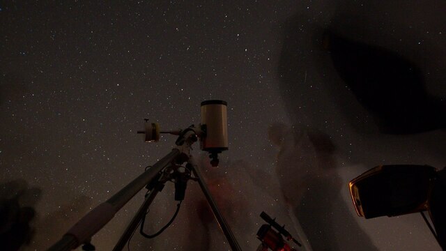 Над Калининградом завис таинственный светящийся шар, меняющий цвет (видео)  