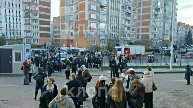 В Калининграде отпустили с занятий учащихся школы №56, рядом дежурят пожарные и полицейские (фото)  