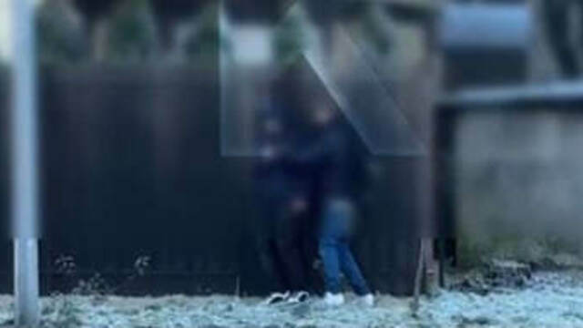 В Калининграде двое подростков пытались вытолкать мальчика на проезжую часть (видео) 