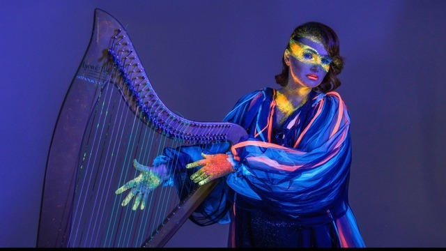 Медитативная музыка и темнота: арфистка Ольга Максимова выступит с перформансом в «Заре»