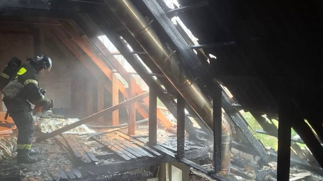 Неаккуратное обращение с печкой уничтожило потолок и мансарду дома в посёлке Гурьевского округа 