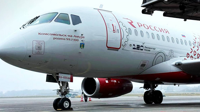 В Калининград прилетел самолёт «России», нарядившийся в честь юбилея Минпромторга (фото, видео)