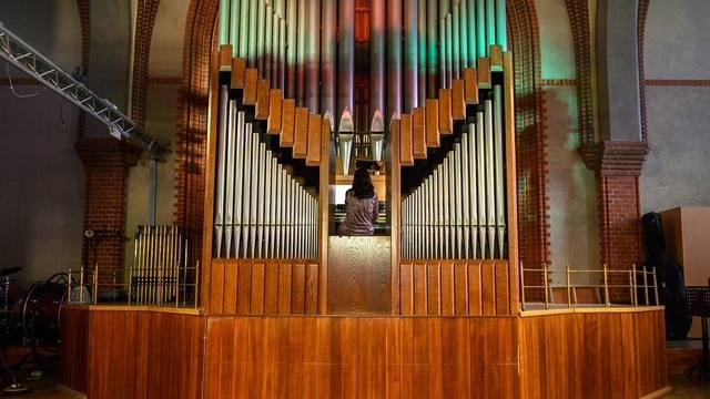 Гитарные и органные дуэты, мировые хиты и любимая сказка: 5 концертов недели в Калининградской филармонии