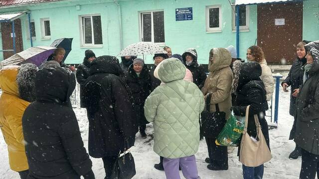 Жители посёлка в Багратионовском районе вышли на улицу, требуя вернуть приём педиатра (фото, видео)  