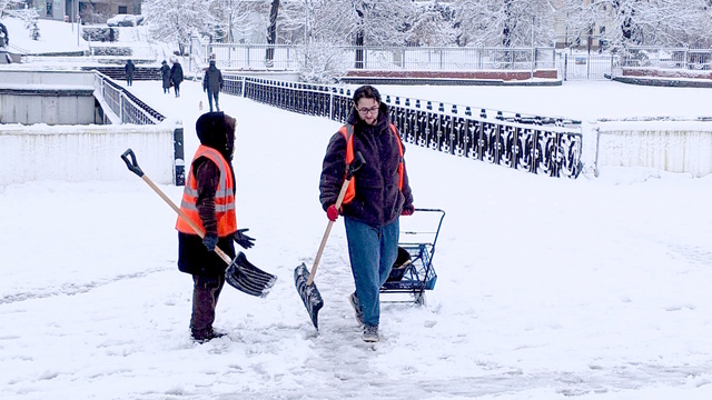 Дворники vs снег: противостояние стихии и коммунальных служб в Калининграде продолжается (фоторепортаж)  