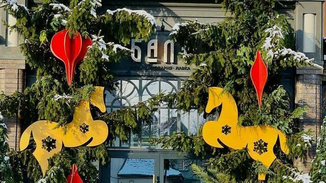 В Зеленоградске владельцы кафе и магазинов не отказали властям в просьбе украсить свои заведения к Новому году (фото) 