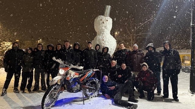 В Гвардейске прохожие помогли детям слепить четырёхметрового снеговика (фото)  
