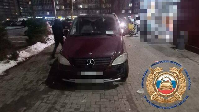 В Калининграде на улице Старшины Дадаева водитель автомобиля сдавал назад и сбил пешехода