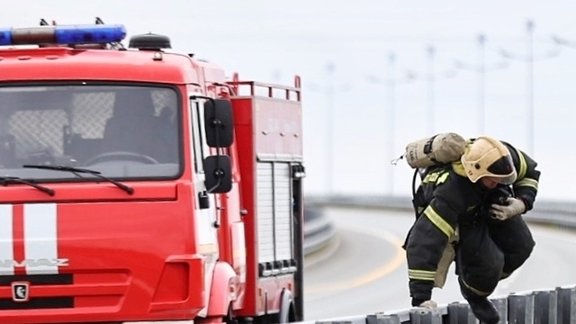 Залез, но не смог спуститься: в Калининграде спасатели сняли с крыши подростка