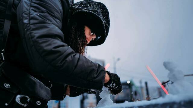 В Калининграде бразильская волейболистка «Локомотива» впервые увидела снег (видео)