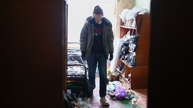 Одинокий калининградец Михаил, живущий под присмотром соседей, едва не устроил пожар (фото)