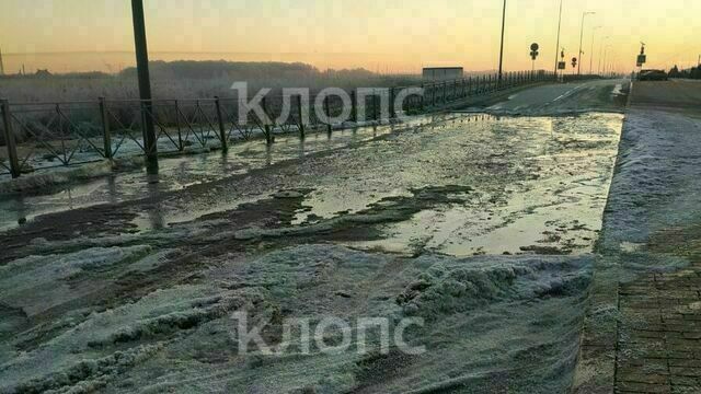 В Калининграде на Острове провалилась дорога, в яме замёрла вода (фото)