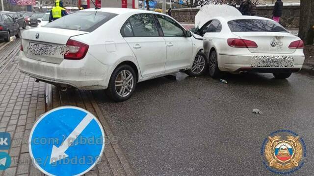 На Черняховского водитель легковушки не справился с управлением и выехал на встречку  