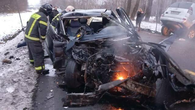 Пожарные потушили загоревшуюся от удара машину в Неманском округе