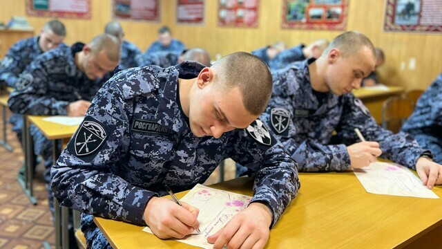 Росгвардейцы из Калининграда поздравили своих матерей с праздником