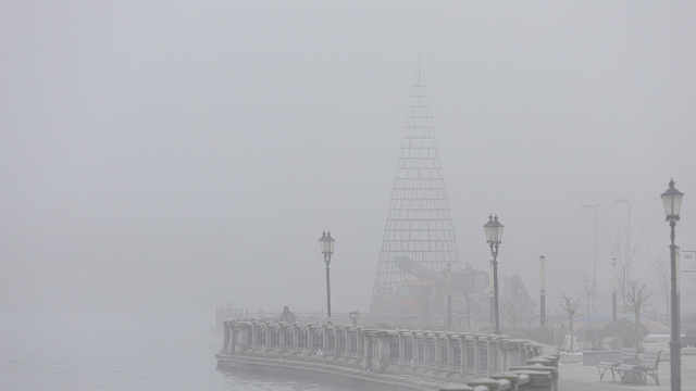 Фото дня: установка ёлки на Верхнем озере в туманном Калининграде