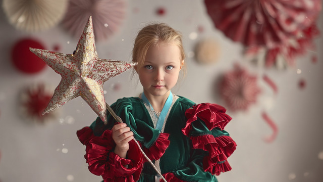 Как сделать красивые снимки, не вставая с дивана: 6 промптов ИИ для новогодних фотосессий (фото) 