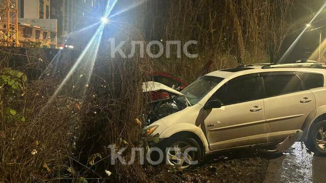 Обоих водителей госпитализировали: в Калининграде на улице Коммунистической столкнулись два автомобиля