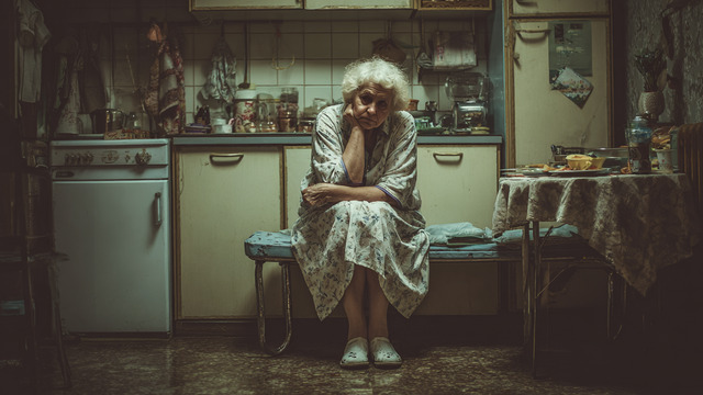 Накидывала простыню и била: калининградка годами истязает и выживает из квартиры 73-летнюю свекровь   