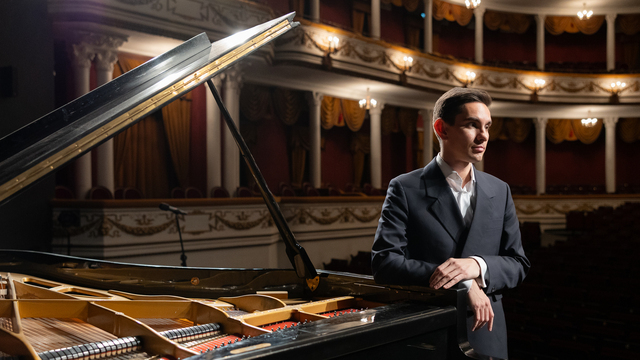 «Конечно, я бы хотел сыграть Рахманинову»: пианист Дмитрий Шишкин — о рутине, забытых композиторах и выступлениях на руинах