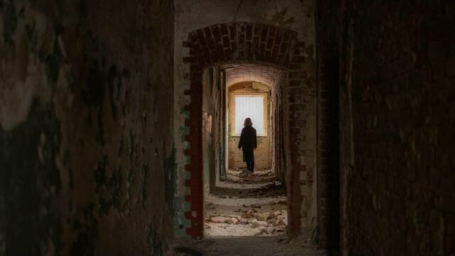 Калининградский фотограф снял мрачные коридоры заброшенной тюрьмы XIX века  