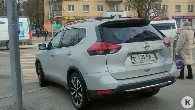 Дама на паркетнике рванула по тротуару: как калининградские водители в упор не видят пешеходов (фото)