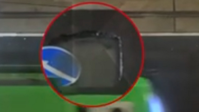 В Калининграде на Советском проспекте образовалась большая яма на дороге (видео)