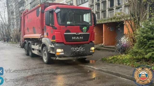 В Калининграде водитель мусоровоза сбил пешехода