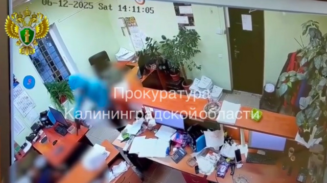 В Гурьевске вооружённый мужчина напал на работников склада торговой компании (видео)