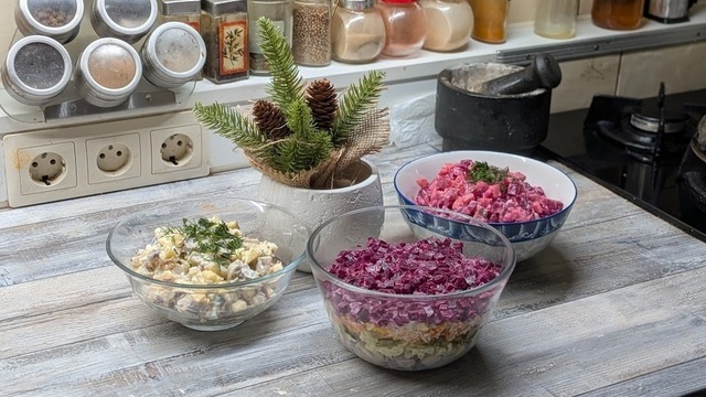 Селёдка под шубой и без: кулинары рассказали о 3 способах разнообразить любимую новогоднюю закуску (фото)