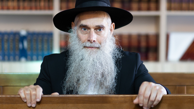 «Немного добра может победить огромное зло»: калининградский раввин — про Хануку, долгую ночь и пончики