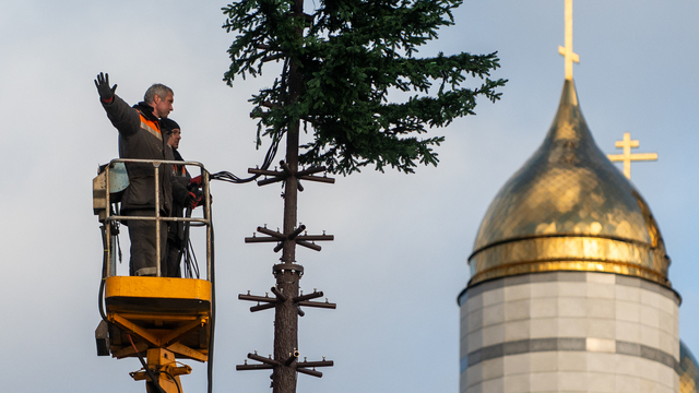 Монтаж новогодней ёлки на площади Победы в Калининграде
