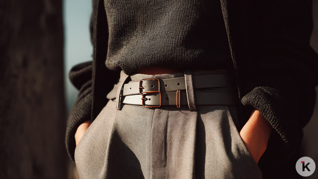 С платьями, пальто и свитерами: стилисты перечислили 6 оригинальных способов носить ремни 