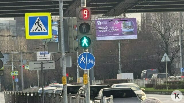 На переходе в Калининграде, где погибла молодая мать, светофор затеял опасные игры (фото)
