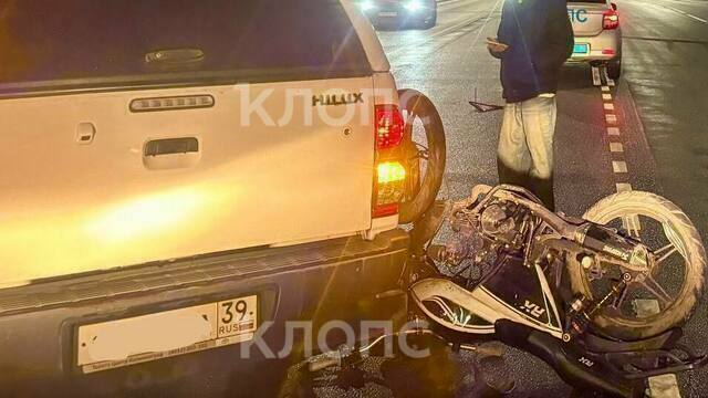 В Калининграде внедорожник сбил мотоциклиста с пассажиркой, у 18-летней девушки перелом таза