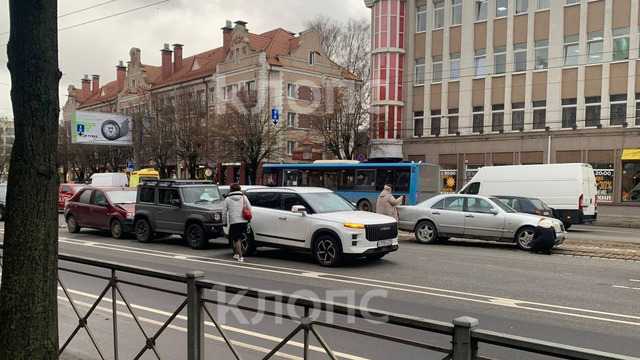 На Ленпроспекте авария из четырёх авто перекрыла движение по трамвайным путям, на месте скорая 