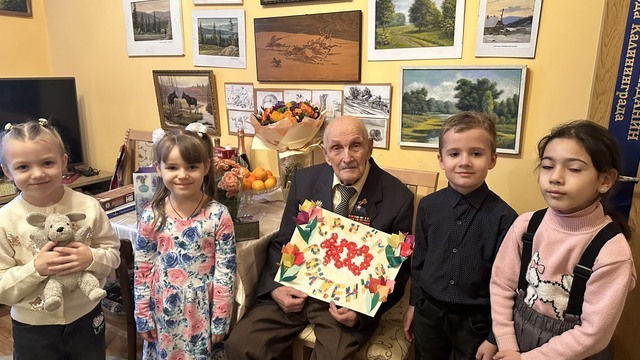 В Калининграде малыши устроили концерт 100-летнему ветерану