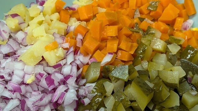 Каперсы, грибы и форель: кулинары рассказали, как можно разнообразить оливье  