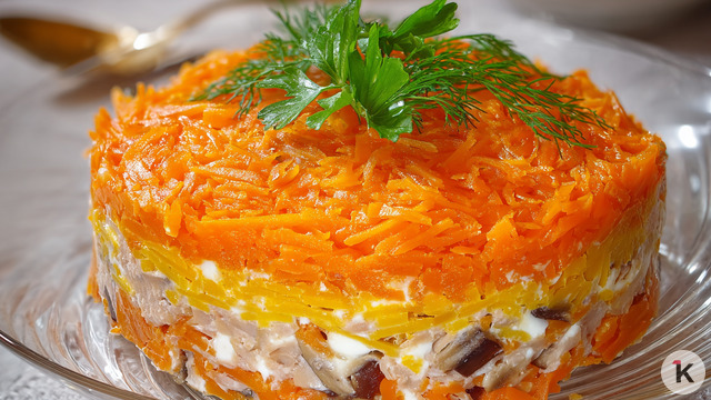 Малахитовый браслет и лисья шубка: три необычных салата, которые поразят гостей за новогодним столом 