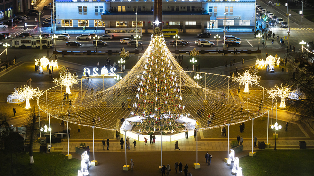 Засияла долгожданная: на площади Победы закончили оформление главной новогодней ёлки Калининграда (фоторепортаж) 