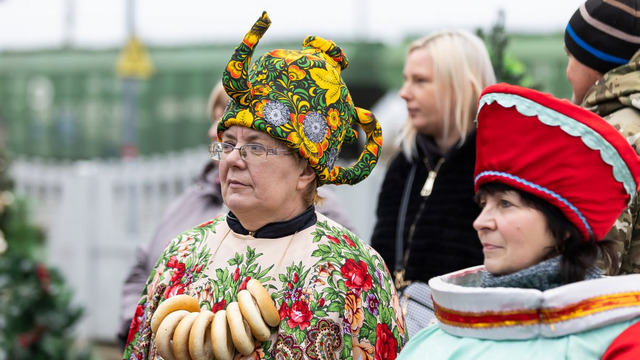 Фото дня: жители Нестерова готовятся увидеть новогоднее чудо