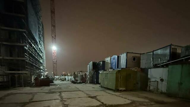 На стройке жилого комплекса в Калининграде рабочий упал с высоты и разбил голову (фото) 