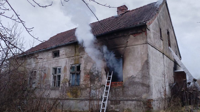 В Правдинском округе загорелась квартира одноэтажного дома, в пожаре погиб мужчина 
