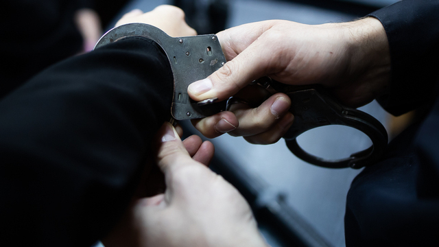 29-летний ночной дебошир из Черняховска оскорбил и ударил полицейского по лицу (видео)  