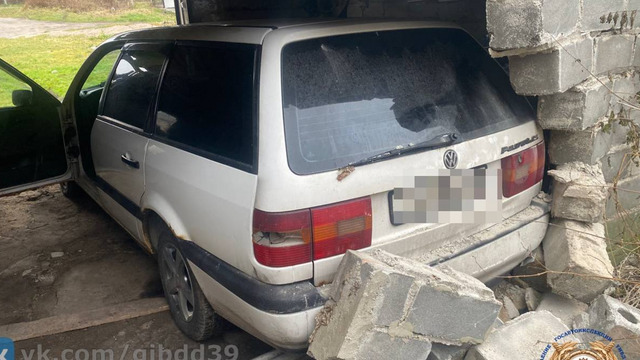 В Гвардейском районе водитель легковушки при выезде из гаража пробил кирпичную стену и погиб