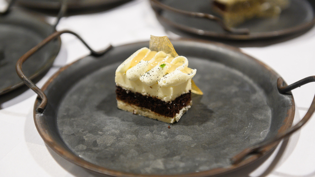 Оливье подорожал, шампанское - ещё больше: во сколько обойдётся новогодний стол