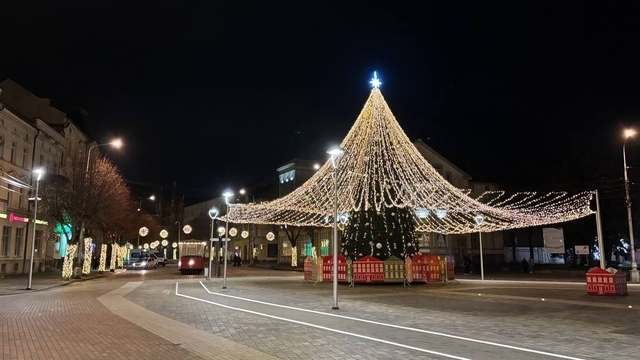 Пожарная машина и красный конь: 5 городов Калининградской области, где царит новогоднее настроение (фото, видео)  